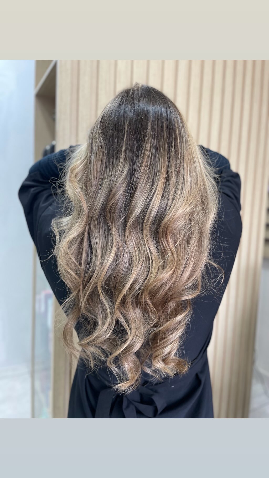 Cliente com iluminação natural Morena Aurora
