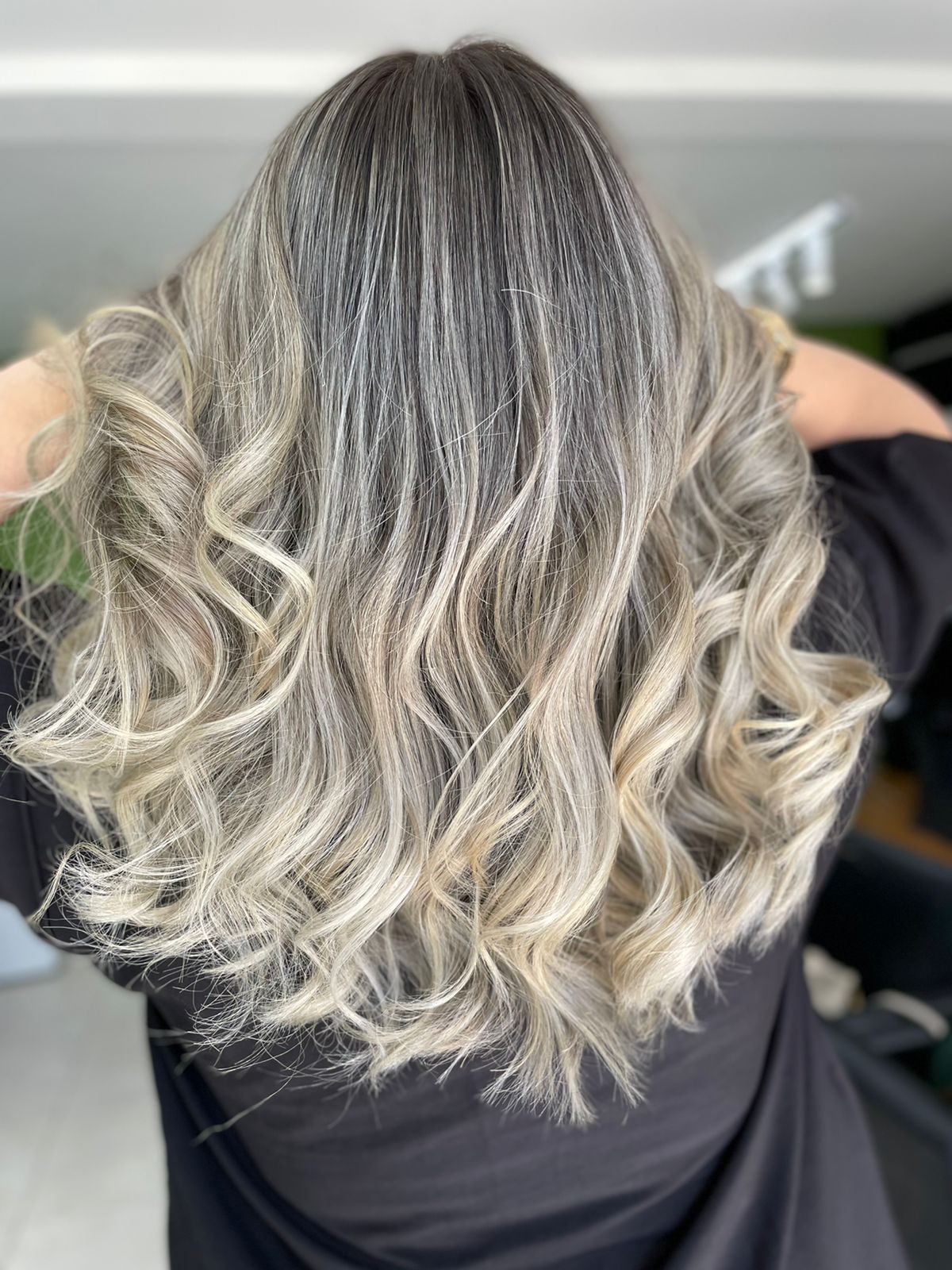 Cabelo Loiro Riviera com brilho intenso