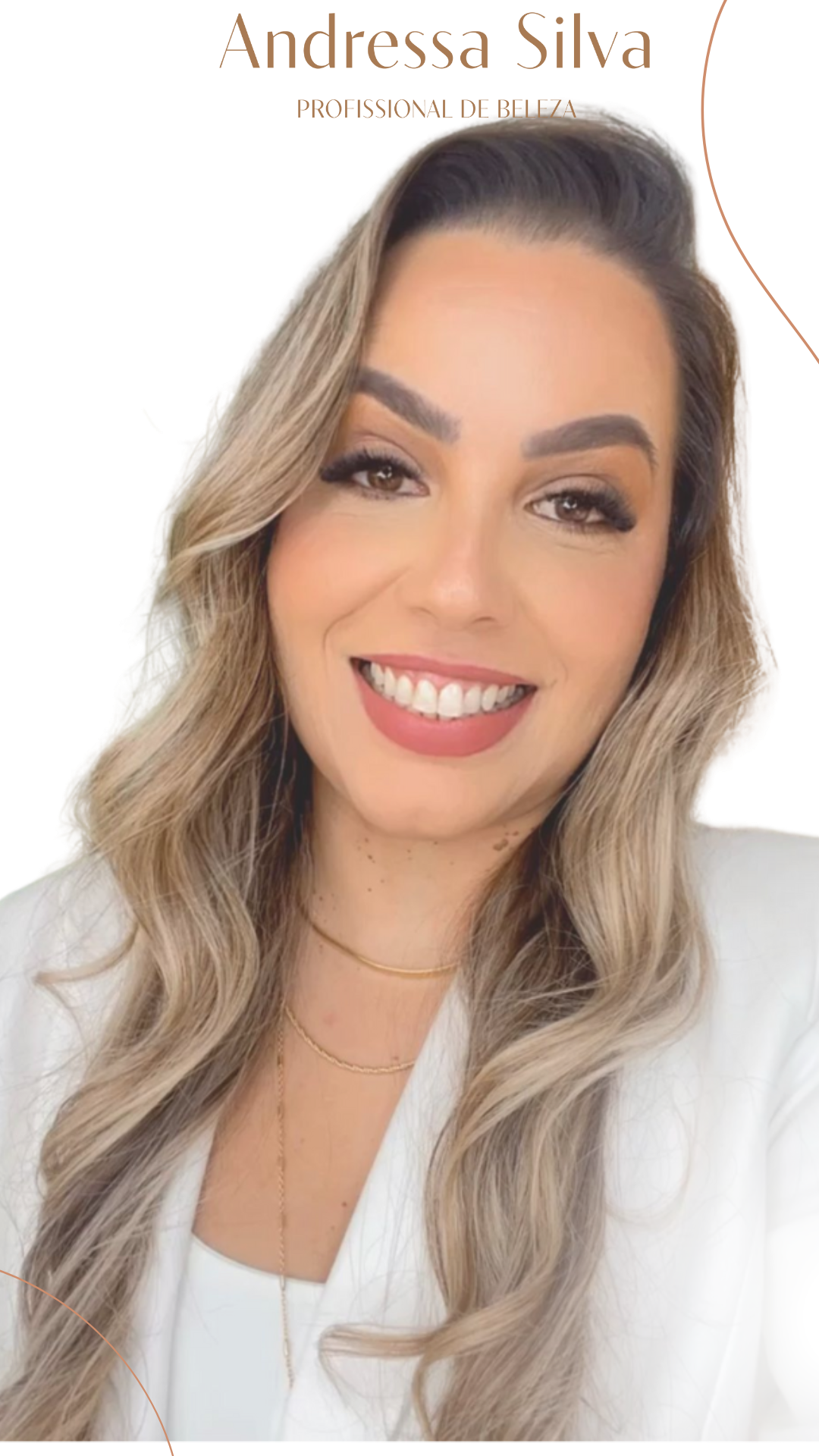 Andressa Silva, especialista em loiros naturais